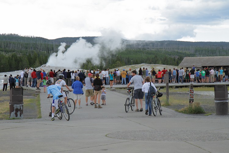 Old Faithful Geyser crowd
