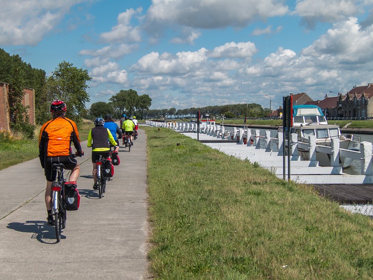 Nieuwpoort canal path