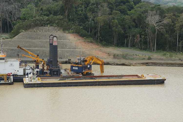 Backhoe dredge Alberto Alem�n Zubieta