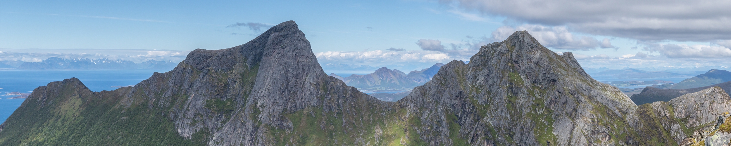 Panorama of Skotstindan from S�rskottinden