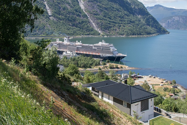 Cruise ship at Eidfjord