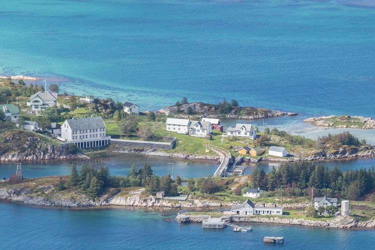 Naustholmen and Gr�t�ya