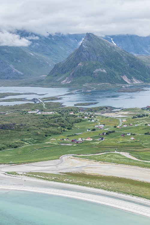 �vervalle (town) and Volandstinden (mountain)