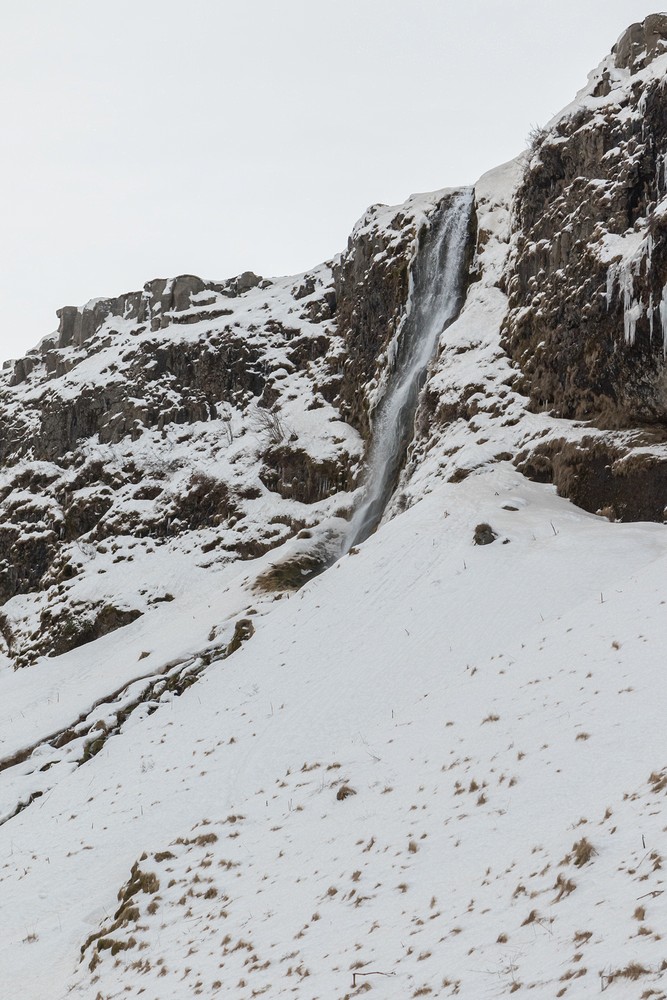 Waterfall between Seljalandsfoss and Glj�frafoss