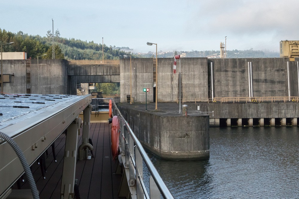 Crestuma-Lever Dam (14 meters lift)