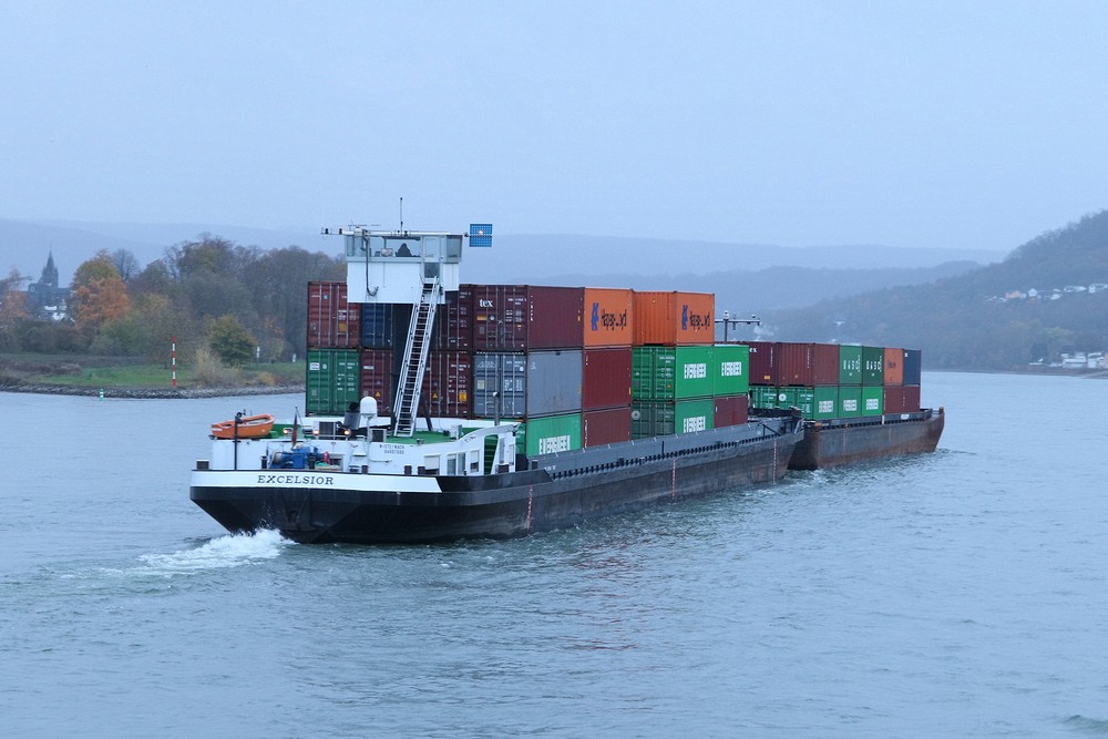 Double container ship