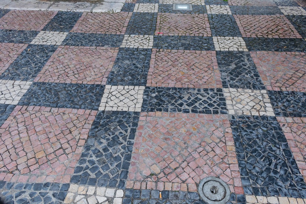 Tri-color limestone cobbles