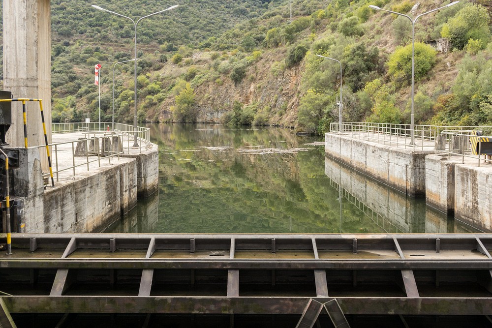 Valeira Dam (32 meters lift)