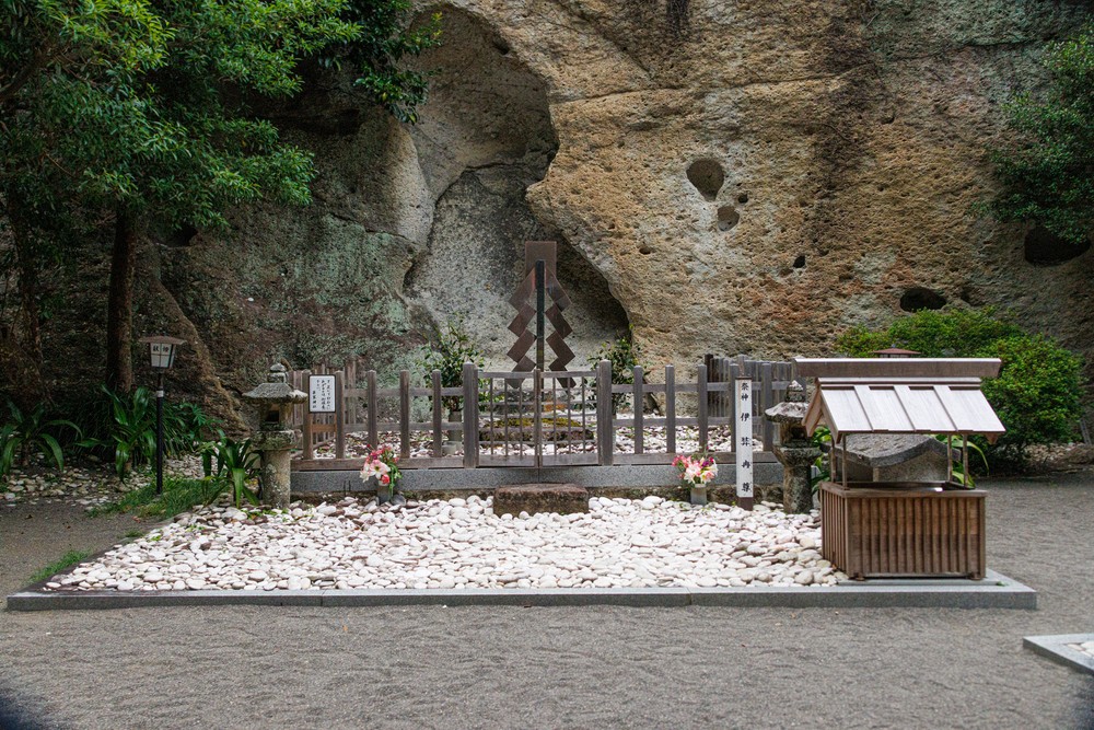 Izanami-no-Mikoto Altar of Hananoiwaya Shrine