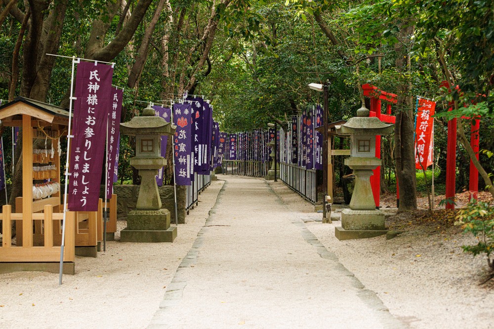 Gravel approach to Shinmei Shrine