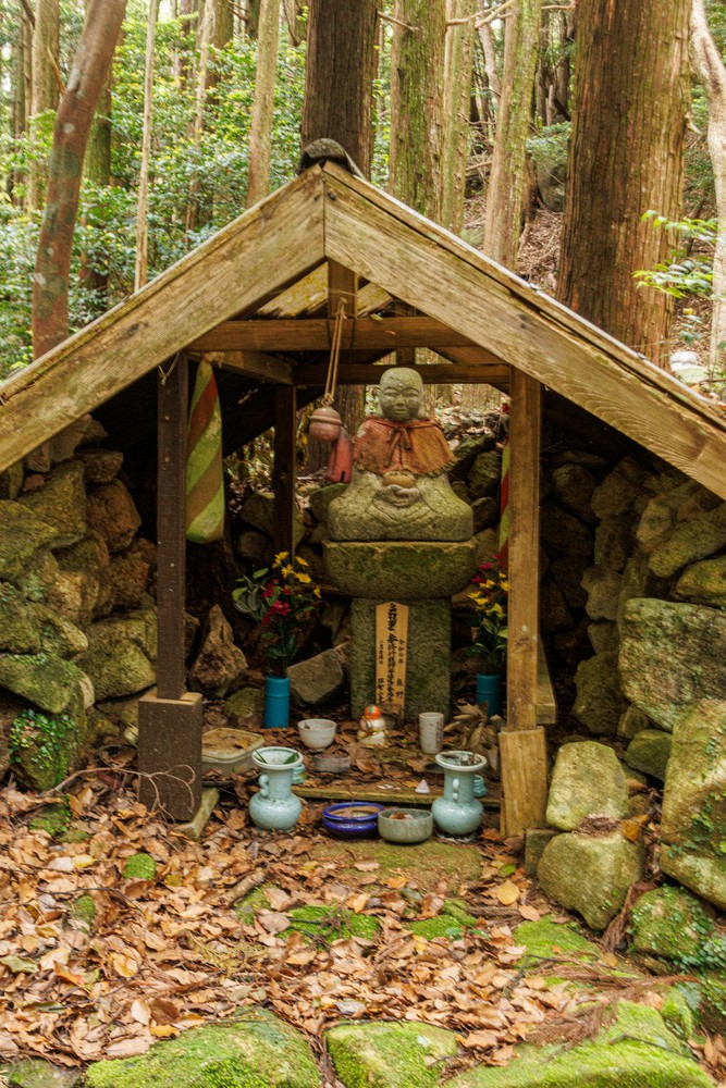 Yonaki Jizo statue